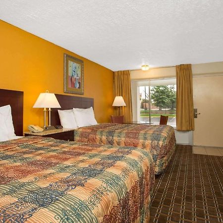 Days Inn By Wyndham Честер Экстерьер фото