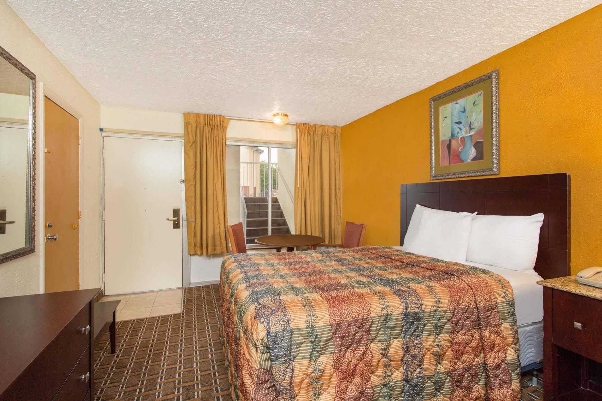 Days Inn By Wyndham Честер Экстерьер фото