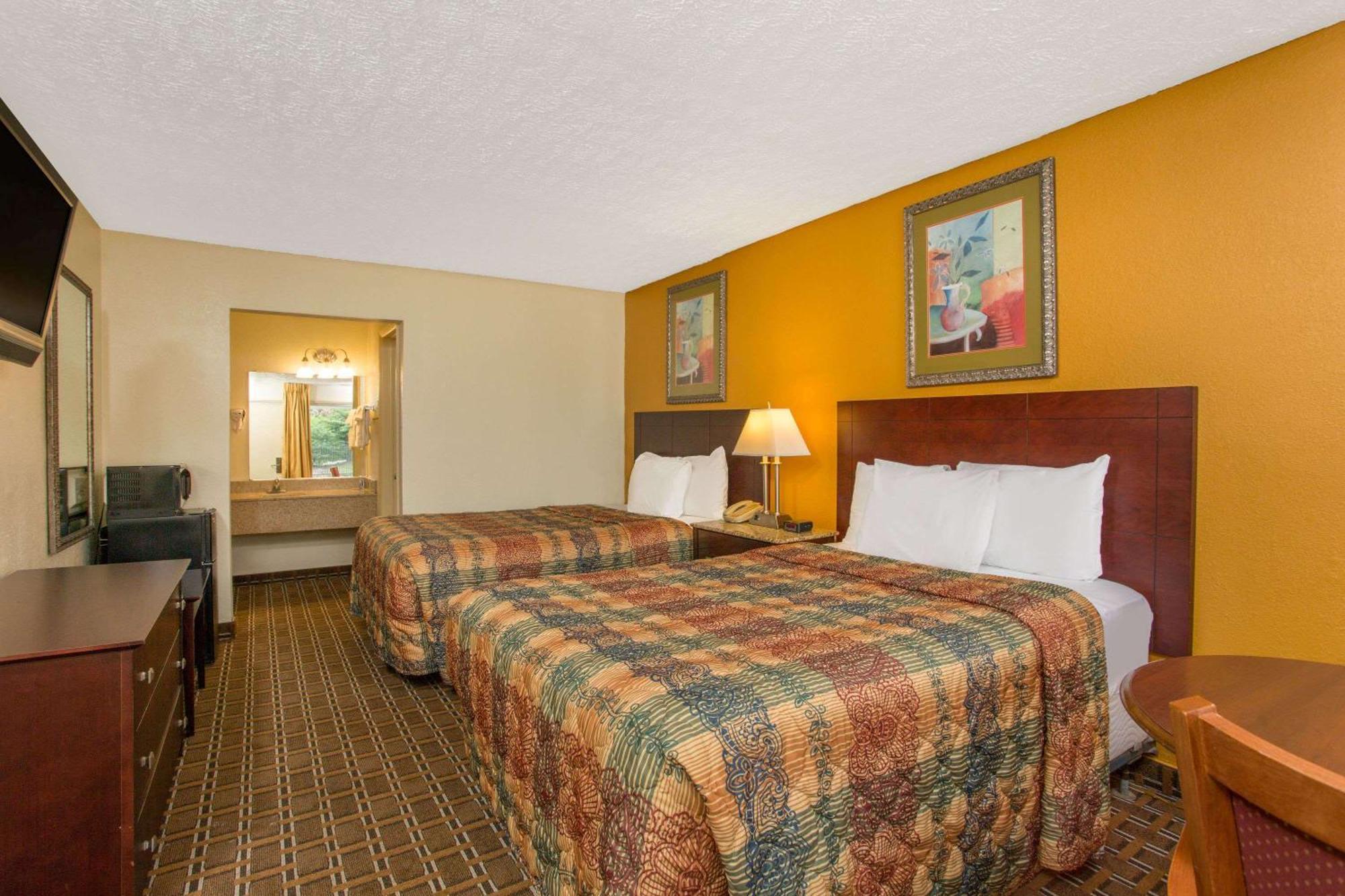 Days Inn By Wyndham Честер Экстерьер фото
