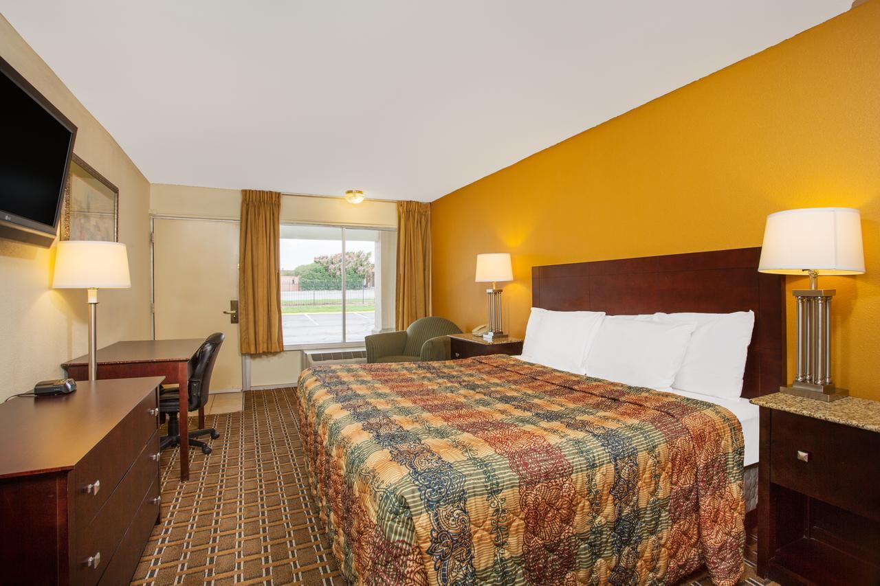 Days Inn By Wyndham Честер Экстерьер фото