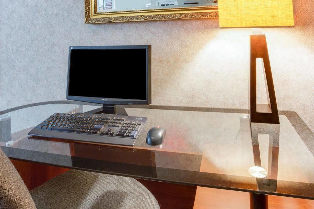 Days Inn By Wyndham Честер Экстерьер фото