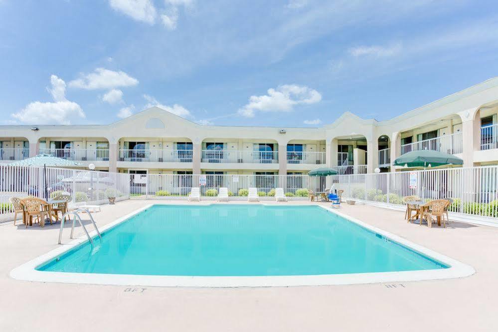 Days Inn By Wyndham Честер Экстерьер фото