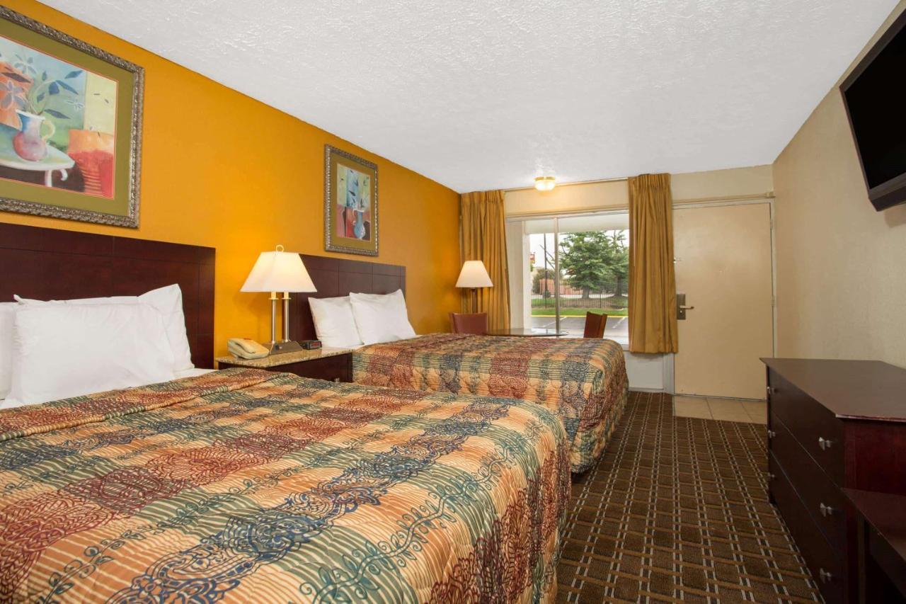 Days Inn By Wyndham Честер Экстерьер фото